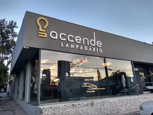 Letras caixa iluminadas — projeto Accende Lampadário pela Focco Luminosos