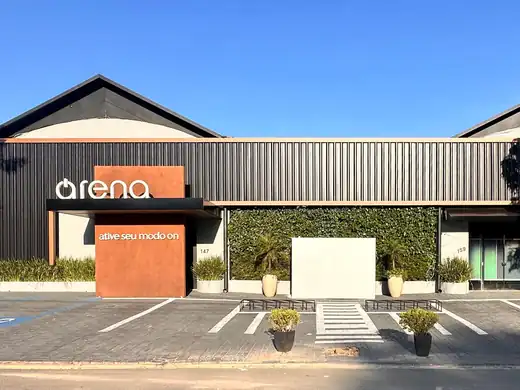 Fachada e letras caixa — projeto Arena pela Focco Luminosos