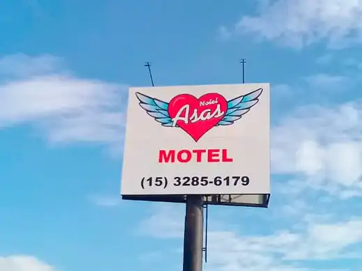 Placa elevada — projeto Motel Asas pela Focco Luminosos