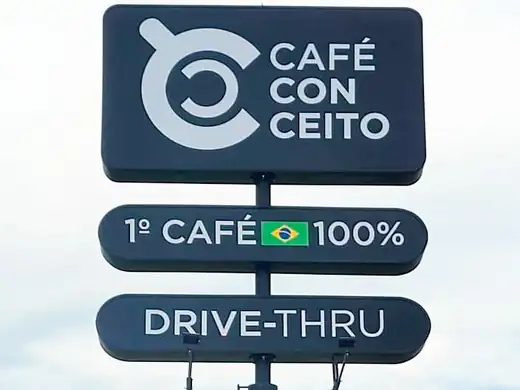 Totem drive-thru — projeto Café Conceito pela Focco Luminosos