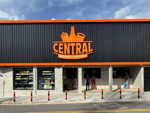 Letreiro de fachada — projeto Central Bebidas e Tabacaria pela Focco Luminosos