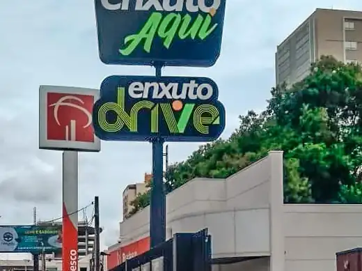 Totem e sinalização — projeto Enxuto pela Focco Luminosos