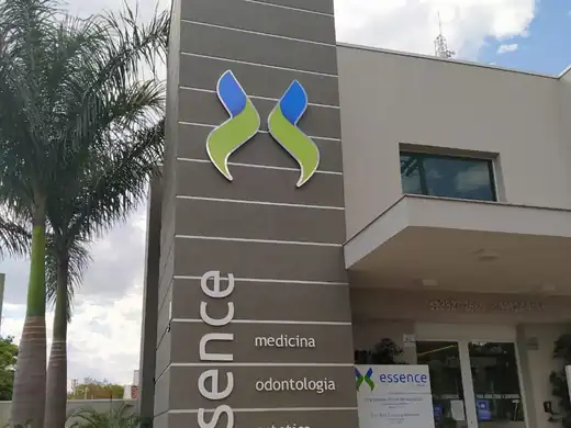 Fachada e letreiro — projeto Essence pela Focco Luminosos