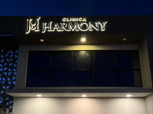 Letras caixa iluminadas — projeto Clínica Harmony pela Focco Luminosos