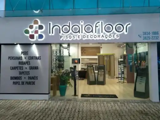 Fachada e letreiro — projeto Indaiafloor pela Focco Luminosos