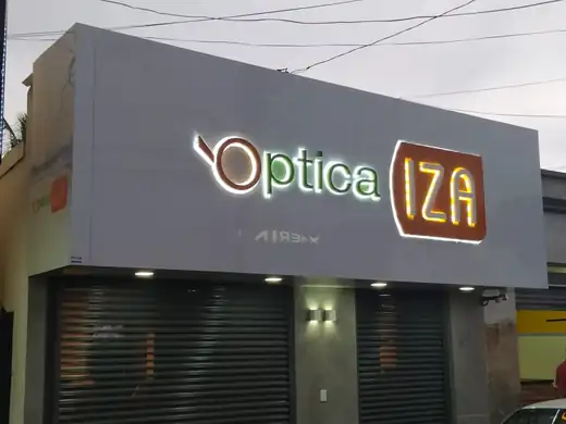 Letras caixa iluminadas — projeto Óptica IZA pela Focco Luminosos