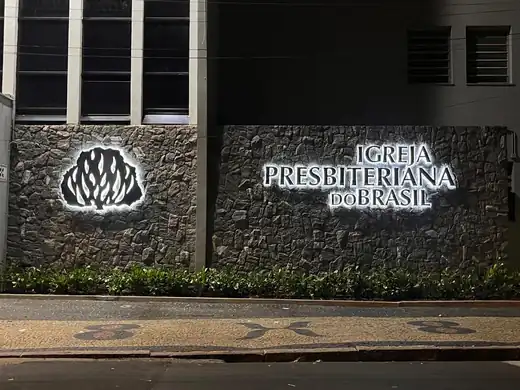 Letreiro iluminado em muro — projeto Igreja Presbiteriana do Brasil pela Focco Luminosos