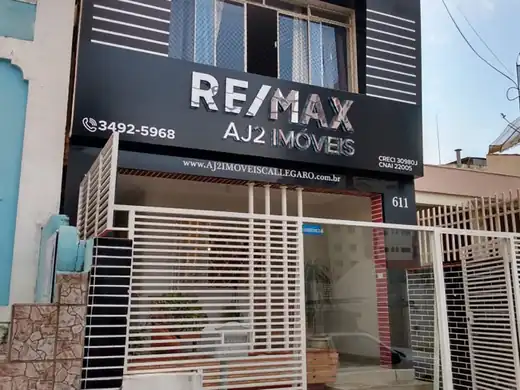 Fachada e letreiro — projeto RE/MAX AJ2 Imóveis pela Focco Luminosos