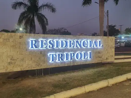 Letreiro iluminado em muro — projeto Residencial Tripoli pela Focco Luminosos