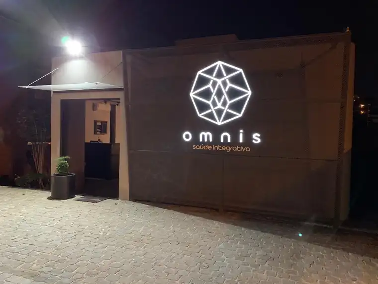 Letreiro iluminado da clínica Omnis instalado pela Focco Luminosos